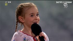 女孩唱烏克蘭國歌 (圖/AP授權)