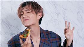 炎亞綸開箱香菜豬血糕五更腸旺比薩，直呼很荒唐很美味。（圖／翻攝自炎亞綸臉書）