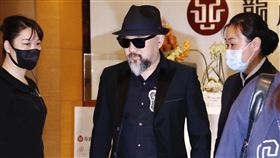 辛龍離開劉真靈堂（圖／記者林聖凱攝影）