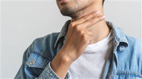 食道癌病人約有一半以上已經是第3期，雖然癌細胞尚未轉移，治療上會以放療加上化療為主，治療過程相當辛苦，尤其放射線治療是用強度高的放射線抑制腫瘤生長，食道內部會反覆破皮，往往會造成一個月甚至更長時間的食道疼痛，不少病人反應治療過程「生不如死。」