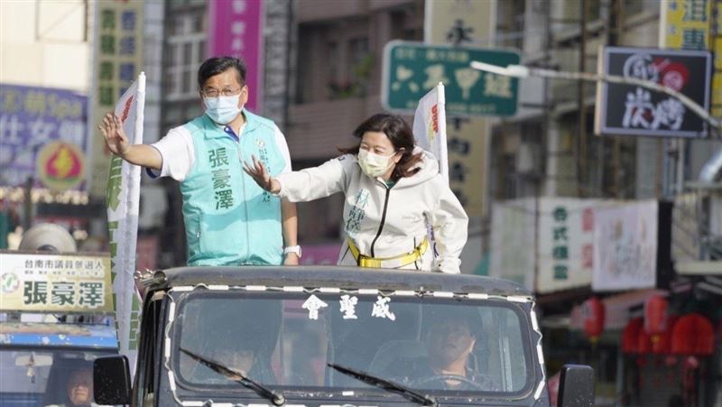 林靜儀與張豪澤一同掃街力拼翻轉新營