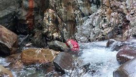 ▲38歲林姓女山友19日獨自攀登對關山時失聯，搜救隊22日發現女山友的揹包、營釘。（圖／翻攝畫面）