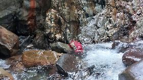 林女攀登對關山疑墜谷