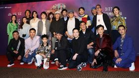 編導黃熙 率領演員群李康生、謝欣穎、楊祐寧、薛仕凌、姚以緹、段鈞豪、黃仲崑、周采詩、吳大維、陳妍霏、唐治平、黃遠、顏毓麟、喜翔、洪小鈴、鍾政均、白潤音出席《良辰吉時》首映會。（圖／記者邱榮吉攝影）