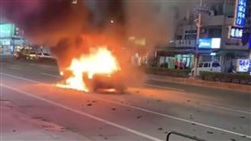 ▲高雄市鳥松區中正路上發生一起火燒車事故，初步了解疑似車後座的電瓶自燃肇事，所幸無人傷亡。（圖／翻攝自記者爆料網臉書、翻攝畫面）
