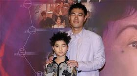 編導黃熙 率領演員群李康生、謝欣穎、楊祐寧、薛仕凌、姚以緹、段鈞豪、黃仲崑、周采詩、吳大維、陳妍霏、唐治平、黃遠、顏毓麟、喜翔、洪小鈴、鍾政均、白潤音出席《良辰吉時》首映會。（圖／記者邱榮吉攝影）