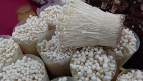 國人消費習慣皆以火鍋熱食方式食用菇蕈類產品，無須擔心菇類產品食用安全，農糧署請消費者放心選購國產菇類產品。（圖／農糧署提供）