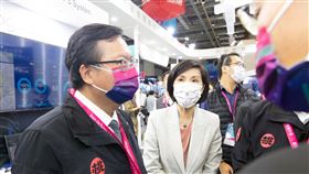 桃園市長鄭文燦（左）、遠傳總經理井琪（右）於遠傳展位。（圖／遠傳提供）