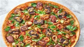 ▲「香菜豬血糕五更腸旺比薩」限定搭配薄脆餅皮（圖／必勝客官方網站）