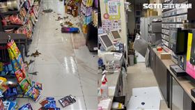 規模6.6強震！超商貨架倒飲料散落、天花板掉　現況慘曝 台東成功超商（圖／翻攝畫面）