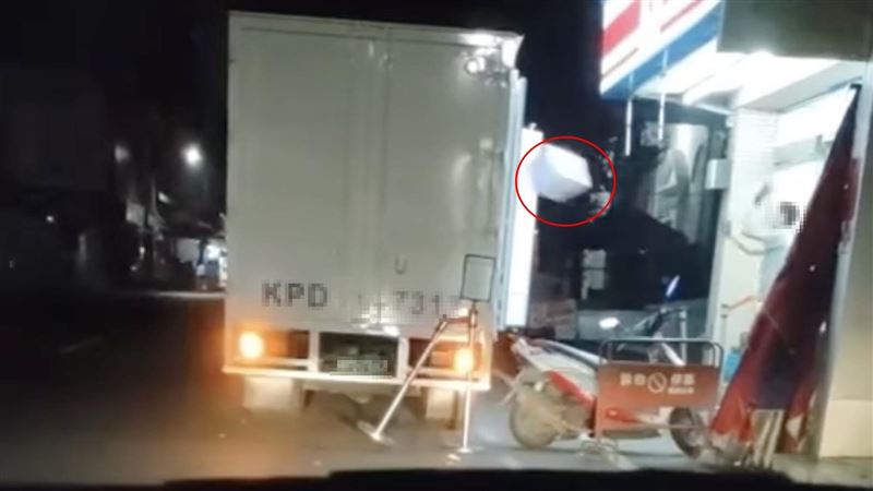 把包裹當籃球扔上車　老司機說話了