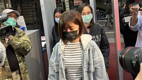 涉詐領助理費  北市議員林穎孟移送北檢無黨籍台北市議員林穎孟（中）被控詐領助理費，台北地檢署22日指揮調查局兵分6路搜索，並約談林穎孟等3人，晚間被移送北檢複訊。中央社記者林長順攝  110年3月22日