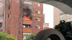 台北市中山區中山北路一處大樓發生火警。（圖／翻攝自畫面）