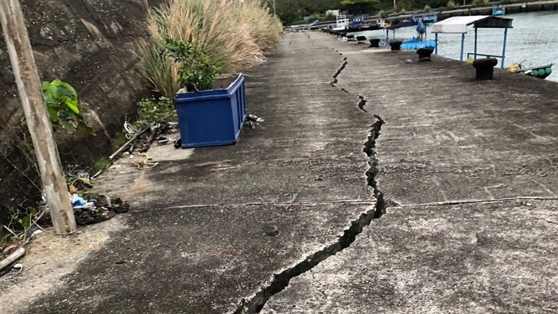 台東小港漁港慘狀曝！路龜裂燈桿歪