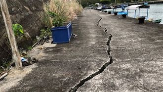 台東小港漁港慘狀曝！路龜裂燈桿歪