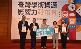 ▲《傳播研究與實踐》期刊榮獲110年國家圖書館「臺灣學術資源影響力」傳播學學門期刊傳播獎，由主編夏春祥（右一）代表領獎。（圖／世新大學提供）