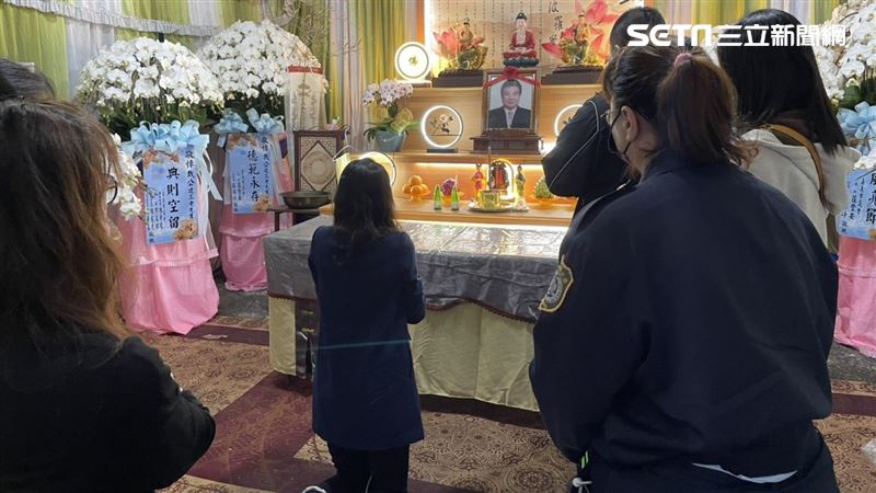 戴寧上銬奔喪　父靈前哭：沒傷天害理