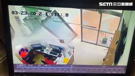 桃園市埔心分隊高效能消防車的高壓水砲射穿值班台自動門。（圖／翻攝畫面）