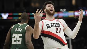 ▲拓荒者中鋒Nurkic（右）22日槓上球迷，遭罰4萬美金。（資料圖／美聯社／達志影像）