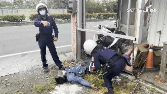 酒駕闖紅燈還無照　男自撞民宅遭逮捕