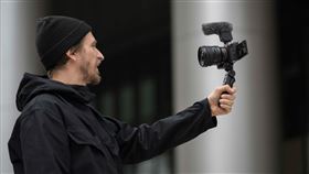 Sony FE PZ 16-35mm F4 G擁有鏡身變焦撥桿設計、刻度式光圈開關等符合錄影需求的多樣化設計。（圖／品牌提供）