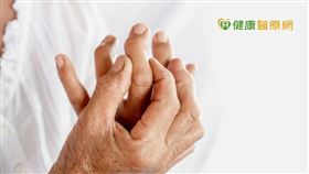 類風濕性關節炎可藉藥物來緩解發炎和腫痛等不適症狀以及惡化。現今有三大類的藥物治療選擇，第一大類是消炎止痛藥，第二大類是以低劑量的類固醇控制發炎，對身體副作用少，安全性較高。