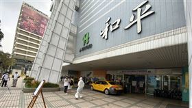 和平醫院驚爆2確診，染疫風暴再起，媒體全副武裝。（圖／記者簡浩正攝影）