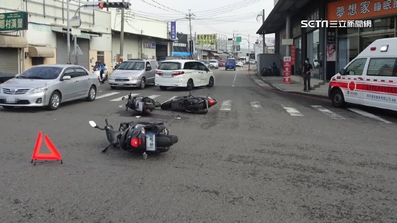 轎車闖紅燈撞進機車群　3騎士擦挫傷