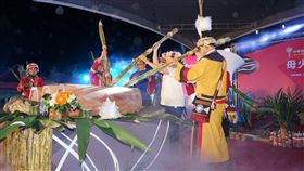 111年全中運聖火花蓮點燃（2）111年全國中等學校運動會23日晚間在花蓮日出廣場舉辦聖火母火引燃典禮，教育部參事葉丁鵬（左3）、花蓮縣長徐榛蔚（右2）及達固部灣撒固兒部落頭目林昭雄（右）一同遵循撒奇萊雅族古法，將蘆葦把插入木鼓內，取出第一道火苗。中央社記者張祈攝  111年3月23日