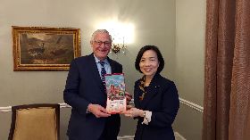 駐多倫多處長致贈加拿大省議員馬偕抵台