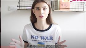 ▲佳娜指出俄軍闖入烏克蘭民宅自拍，甚至是性侵婦女。（圖／翻攝自佳娜老師機YouTube）