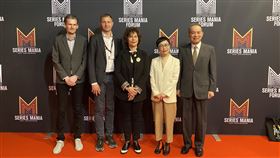 文策院攜手歐洲最大電視劇集展 簽合作備忘錄法國里爾電視劇集展Series Mania為全歐最大劇集展，文策院董事長丁曉菁（右2）與Series Mania總監赫茲柏（中）23日召開記者會，宣布簽署合作備忘錄。法國國家電影中心歐洲和國際事務總監福尼（左2）及駐法代表處副代表劉邦治（右1）出席見證。中央社記者曾婷瑄里爾攝  111年3月24日