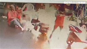 南投1名男子買汽油在家門口縱火，造成4人受傷。（圖／翻攝畫面）