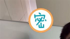 男衝市府轉運站上廁所　抬頭見「整張人臉」嚇傻：被偷窺！