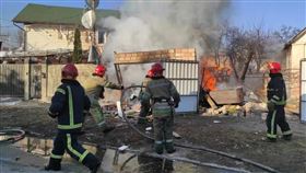 圖為基輔一處民宅23日遭到攻擊起火，消防人員前往搶救。（圖／翻攝自facebook.com/MNS.GOV.UA）
