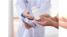 專科醫師陳佑誠也提到，民眾選擇健康食品，可以優先關注有國家認證小綠人標章的產品