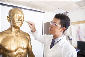 中醫治療顏面神經麻痺，是以「針灸」療法，加強局部神經、肌肉修復，搭配去風寒的中藥材等增進免疫力，讓患者有機會迅速康復