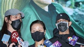 方文琳、徐韜親赴唐川告別式。（圖／記者邱榮吉攝影）