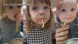 美國萌娃嚐牛肉麵　吸起麵條喊：厚呷