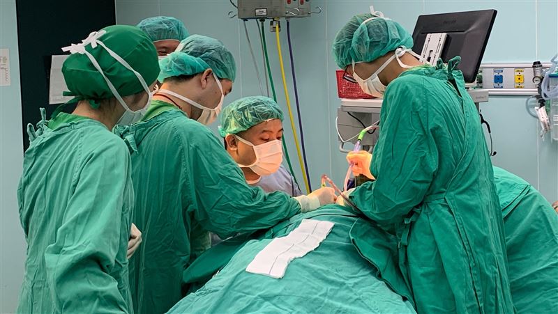 數十顆「隆起物」長全身　他決定切了