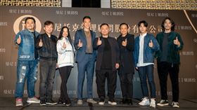 眾演員合照左起：吳震亞、孫鵬、狄鶯、王陽明、曼尼托克董事長張威縯、陳以文、唐振剛、黃騰浩。（圖／齊石提供）