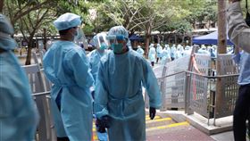 香港葵涌(村)爆發疫情 大批醫護人進駐（4）香港正爆發COVID-19（2019冠狀病毒疾病）第五波疫情，當中以新界葵涌(村)的疫情最為嚴重，當局已圍封(村)內多幢大樓，並派遣大批醫護和工作人員進駐。中央社記者張謙香港攝  111年1月24日