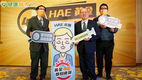 黃春明醫師（左）、徐世達醫師（中）與病友陳俊廷（右）出席「黃金48即刻救援 HAE治療新趨勢」衛教記者會。