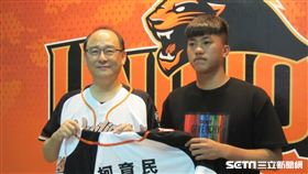 ▲統一獅簽約新秀柯育民。（圖／記者蕭保祥攝影）
