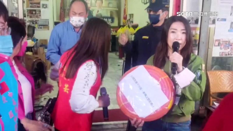 綠選將踢館　天下第一嘴花圈贈謝龍介