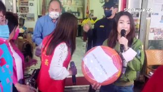 綠選將踢館　天下第一嘴花圈贈謝龍介