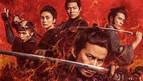 【燃燒的劍】岡田准一、鈴木亮平。（圖／采昌提供）