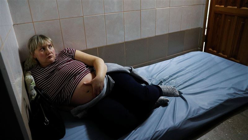 多圖／砲火中求生…烏孕婦躲地下分娩