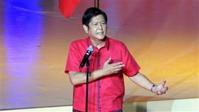 菲律賓總統候選人小馬可仕菲律賓總統候選人小馬可仕2022年大選民調一馬當先，顯示富人長期把持權位，貧者益貧下民心思變。圖為小馬可仕8日出席造勢大會，向支持者發表演說。中央社記者陳妍君布拉坎省攝  111年2月20日