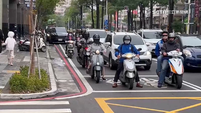 疑搶單結怨　外送員「街頭全武行」